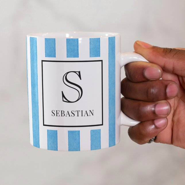 Blå och vit akvarellrandigt mönster monogram kaffemugg (Skapare uppladdad)
