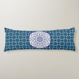 Blå och vit andel med kroppsformad fyllning kroppskudde