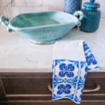 Blå och vit Azulejos-plattdesign Kökshandduk<br><div class="desc">Inspinerad av en ny resa till Portugal kommer denna formgivning från de invecklade azulejoplattor som gränsar till portugisiska städer. Den här handduken tillför ett klick av färg och europeisk charm till vilket kök som helst!</div>