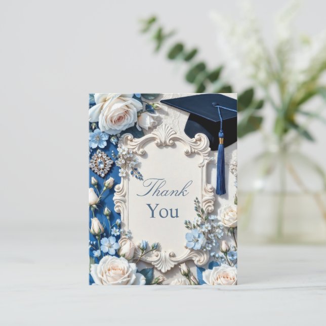 Blå och Vit Blommig Examens Tacksamhetskort Tack Kort (Stående Fram)