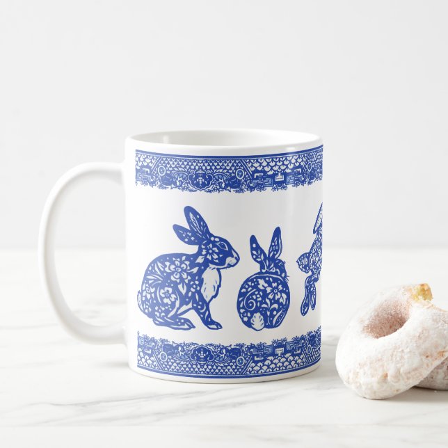 Blå och vit Blommigt Kanin Bunnies Cute Whimsical Kaffemugg (Med munk)