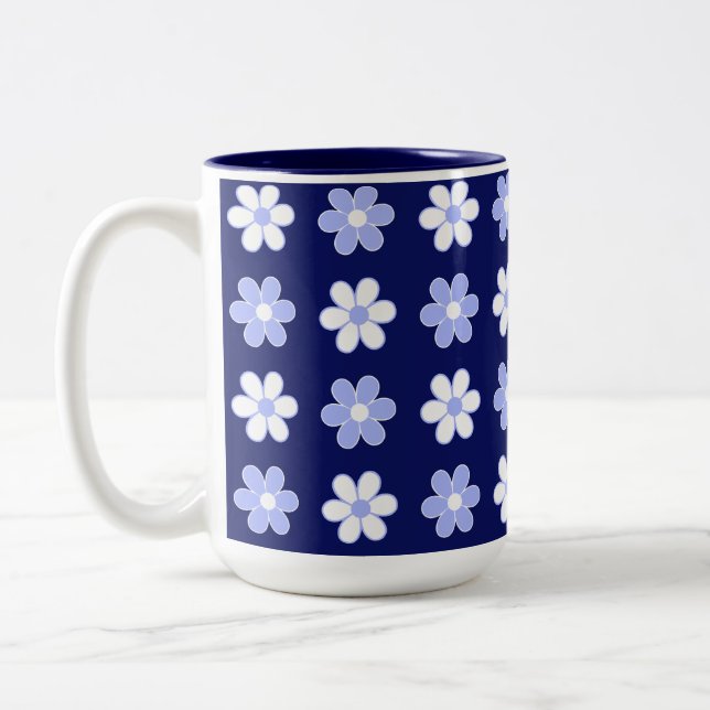 Blå och vit blommönster på marinblå Två-Tonad mugg (Vänster)
