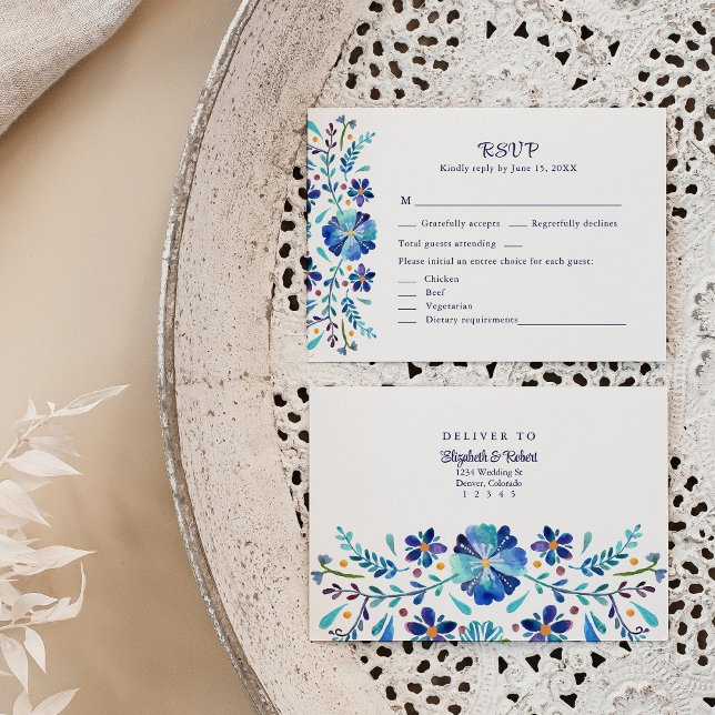 Blå och vit blomsterlig festlig bröllops-svarskort tack kort (Blue and White Floral Fiesta Wedding RSVP Card on a neutral boho wedding table.)