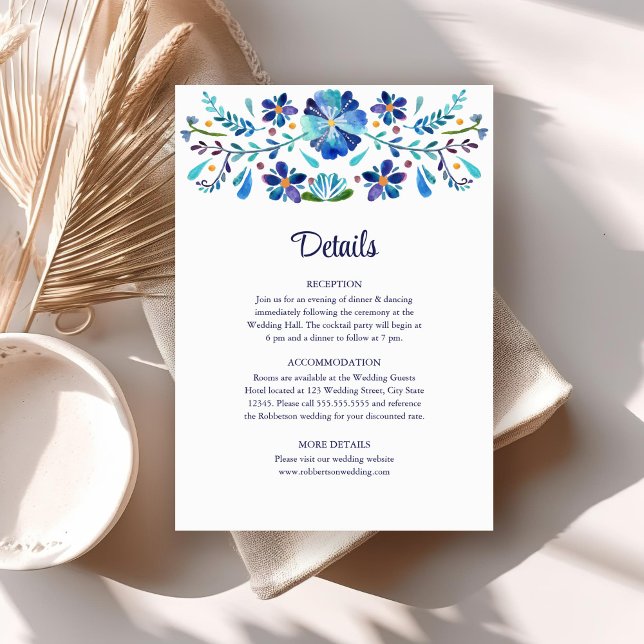 Blå och vit blomsterlig festlig bröllopsdetaljer inbjudningar (Blue and White Floral Fiesta Wedding Details Invitation on a neutral boho table.)