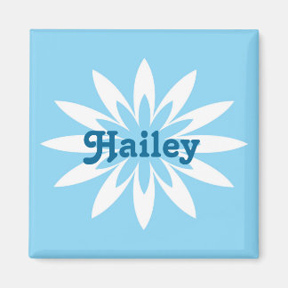 Blå och vit blomstermagnet i monogram magnet