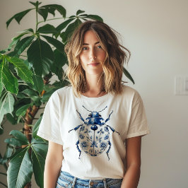 Blå och vit dekorerad skalbagge t shirt