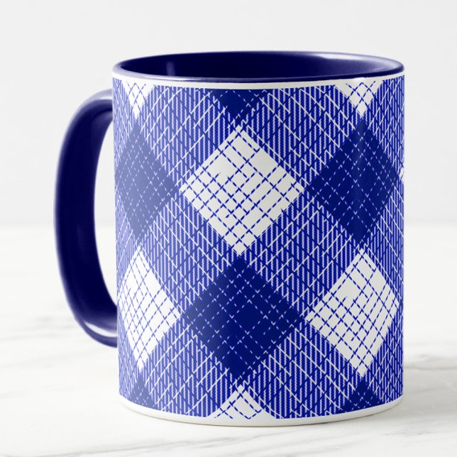 Blå och vit djärv rutig karotruta design mugg (Skapare uppladdad)