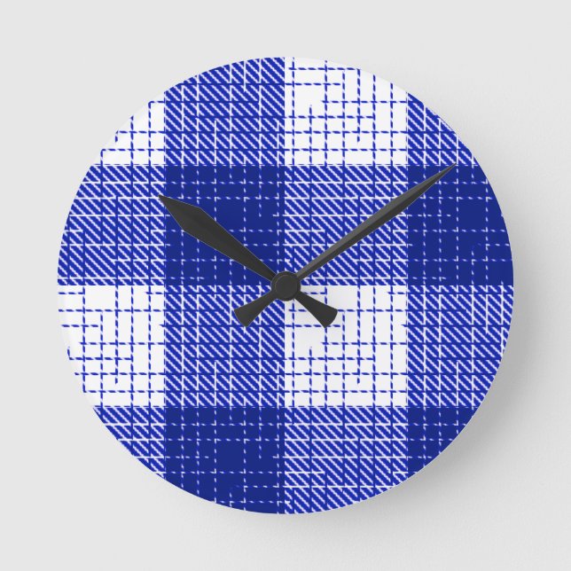 Blå och vit djärv rutig pläd-design  rund klocka (Framsida)
