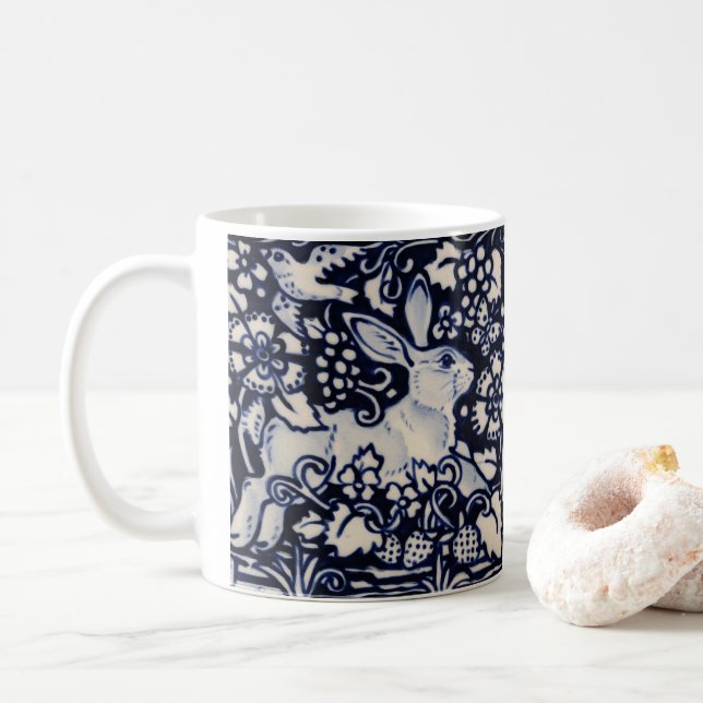 Blå och vit kanin Tile Woodland Strawberry Bird Kaffemugg (Med munk)