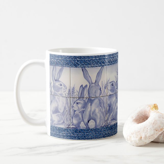 Blå och vit kaninbundets familjepanel på Denim Kaffemugg (Med munk)