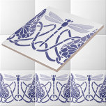 Blå och vit konst.. -.... -....................... kakelplatta<br><div class="desc">Denna digitalt utökade blå och vita bild härrörde från en antika konst och hantverk med stil-handmålade stencil drafly och lilypad gräns-design av Williamina Parrish, som var medlem i Potterna. Potterna var en informell grupp av amerikanska kvinnliga konstnärer i St Louis, Missouri. Du kan anpassa bakgrunden till färg så att den...</div>