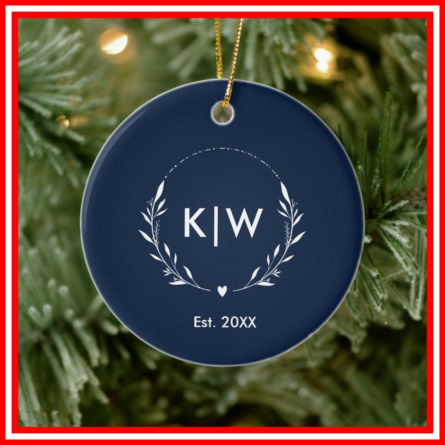 Blå och vit marin | Modern Initialer Monogram Julgransprydnad Keramik (Navy Blue and White | Modern Initials Monogram Ceramic Ornament)