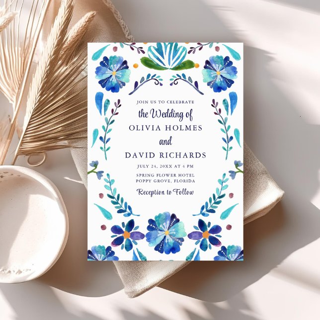 Blå och vit mexikansk Blommigt Fiesta Bröllop Inbjudningar (Blue and White Mexican Floral Fiesta Wedding Invitation on a boho table.)