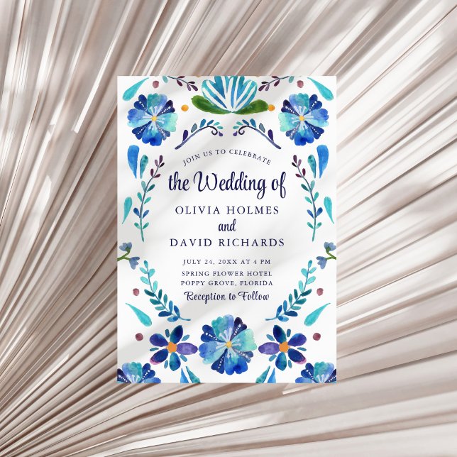 Blå och vit mexikansk blomsterlig festlig bröllops inbjudningar (Blue and White Mexican Floral Fiesta Wedding Invitation on a sunny neutral dry palm leaf.)