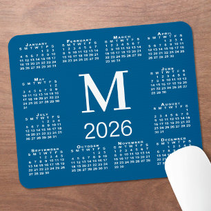 Blå och vit monogram 2026-kalender musmatta