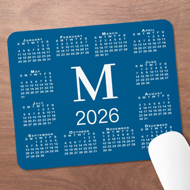 Blå och vit monogram 2026-kalender musmatta (Blue and White Monogram 2026 Calendar Mouse Pad, in situ)