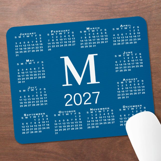 Blå och vit monogram 2027-kalender musmatta (Blue and White Monogram 2027 Calendar Mouse Pad in situ)