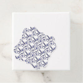 Blå och vit omslutning papper med grafik gåvor etiketter