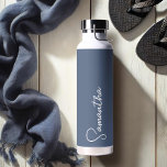 Blå och vit Personlig<br><div class="desc">Den här personligen isolerad flaska kombinerar modern stil med enkel elegant, med ditt eget namn i vitt skript mot en sofistikerad marin blå bakgrund. Designat för behålla dricker kall på sommaren och varm på vintern är flaska perfekt för bruden, en gåva till henne eller en snyggt som är sällskap till...</div>
