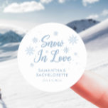 Blå och vit Snö i kärlek Winter Bachelorette Runt Klistermärke<br><div class="desc">Lägg till lite elegans till din vinterbachelorette-fest med vår "Blue and White Snö in Kärlek" Classic Round Sticker. Perfekt för att försegla bakteriepåsar eller förbättra bakteriepartierna gynnar påsar, detta klistermärke fångar charmen från en snöspån. Vare sig du planerar en servitris för vinterkabinbachelorette, en skidbachelorette-fest eller en apres skidbachelorette-fest, passar det...</div>