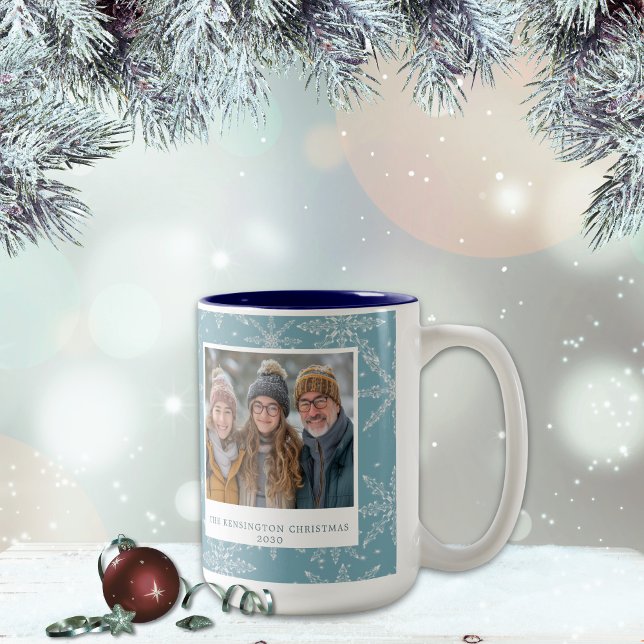 Blå och vit snöflinga tvåtonkaffe Mugg (Blue and white snowflake Christmas mug.)