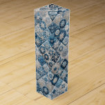 Blå och vit snöflingor Quilt Presentask För Vinflaska<br><div class="desc">Ett kilt utslag är krångligt mönster som liknar snöflingor,  där varje block har en unik blå och vit design</div>