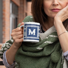 Blå och vit strimlad monogram kaffemugg