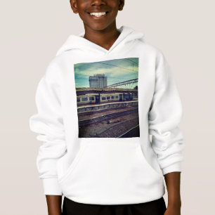 Blå och vit tåg framför byggnad t shirt