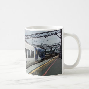 Blå och vit tåg kaffemugg