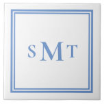 Blå och vit tre Brev-monogram Kakelplatta<br><div class="desc">Skapa din egen dekorativa ruta med blott och vitt tre brev monogram. Enkel att anpassa med anpassningsbar initialer i elegantens minimalistiska typografi.</div>