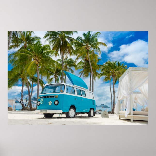 Blå och vit van på stranden poster (Framsidan)
