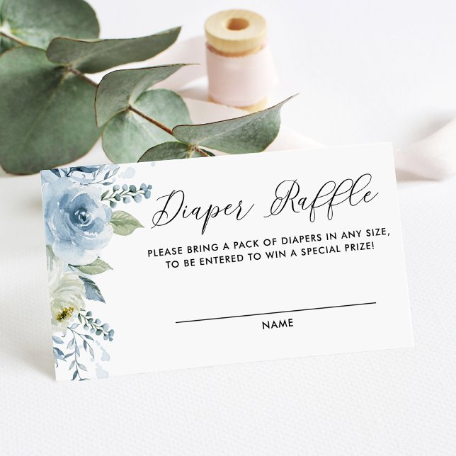 Blå och vita blommor Diaper-lottteri i akvarellsti Tilläggskort (Botanical baby shower diaper raffle card featuring watercolor blue and white flowers and greenery.)