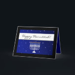 Blå och vita Menorah Snö Lycklig Hanukah-kort Helgkort<br><div class="desc">Lägg till ditt utskrivna namn- eller affärs- och personlig-meddelande till det här elegant contemporary hanukah-kortet. Blå och vit design med belysta menorah med vit fallande snö på en elegant blå bakgrund med vitt band och svart ram. Anpassa insida med din information. Ingen minimiorder!</div>