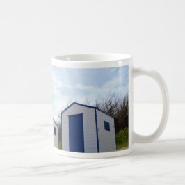 Blå och vita strandstugor kaffemugg