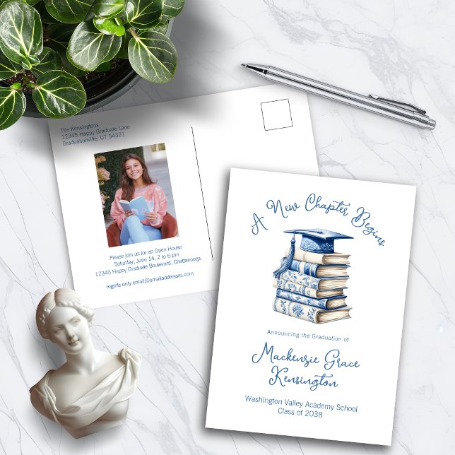 Blå och Vita Toile-böcker Ny Kapitel Examen Meddelande Vykort (Blue and White Toile Books New Chapter Graduation Announcement Postcards)