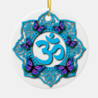 Blå ohm mandala-design med lila fjärilar