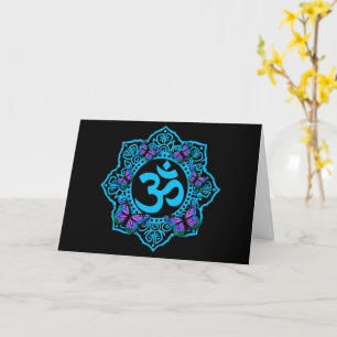 Blå ohm mandala-design med lila fjärilar kort