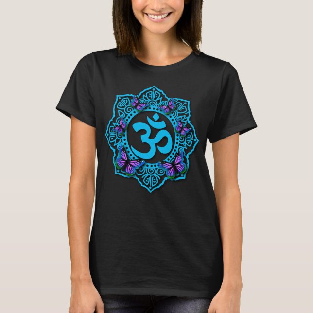 Blå ohm mandala-design med lila fjärilar t shirt (Framsida)