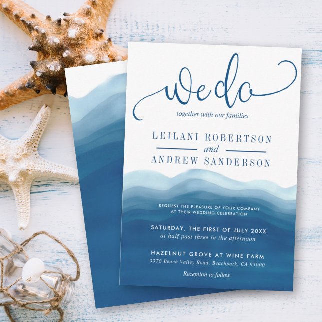 Blå Ombre Watercolor Våg Vi Gör Bröllop Inbjudningar (We do hand lettered beach-inspired wedding invitation with a blue wave watercolor ombre background.)