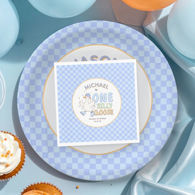Blå One Silly Goose - Retro Pojke Första Födelseda Pappersservett (Blue One Silly Goose Retro Boy First Birthday Napkins. Blue checkered pattern Cute Goose party.)