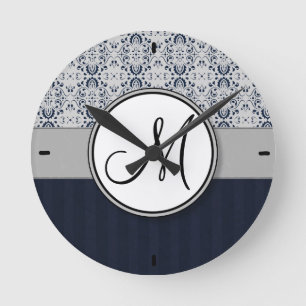 Blå på Silver Damask w Navy Rand och Monogram Rund Klocka