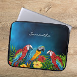 Blå parrots handflatan foliemonogram laptop fodral<br><div class="desc">Tropiska fåglar,  morötter i blått,  gult och rött sitta på grönt handflatan löv. Dekorerad med tropiska blommor. Ett mörk blått himlar som bakgrund. Den blå färg är ojämn. Mall för ett skript för stil med vitt tecken i namn.</div>