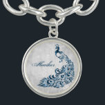 Blå peacock Löv Vine Personlig Charm Bracelet Armband<br><div class="desc">Anpassa en unik gåva till dina brudtärnor med en Blue Peacock Löv Vine Personlig Charm Bracelet. Bracelet-konstruktionen har en lätt grått-grym bakgrund med en pulserande blå påk med en löv-försköning. Anpassa med ditt brudgumms namn. Ytterligare bröllop-kontorsmaterial och presenter som finns tillgängliga med den här utformningen också. Behöver du hjälp med...</div>