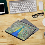 Blå persikor Feather Plumage Laptop Fodral<br><div class="desc">Skyddande,  zippriserat laptop sleeve som innehåller fotobilden av en fantastisk,  blå Peacock med färgstark fjädersmassa. Bild utskriven på ena sidan. Markera laptop sleeve storlekt.</div>