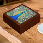Blå persikor Feather Plumage Minnesask<br><div class="desc">Förvara kryddartiklar,  smycken och andra små keepsaker i den här presentlådan av trä med keramiskt plattor med en fotobild av en underbar,  blå Peacock med färgstark fantastiska plumage. Markera din presentlåda storlek och färg.</div>