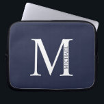 Blå Personlig Monogram och Namn Laptop Fodral<br><div class="desc">Personlig Monogram- och Namn-presentationer med personlig monogram och namn i klassiskt serif font stil.</div>
