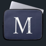 Blå Personlig Monogram och Namn Laptop Fodral<br><div class="desc">Personlig Monogram- och Namn-presentationer med personlig monogram och namn i klassiskt serif font stil.</div>