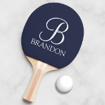 Blå Personlig-skript, Monogram och Namn Pingisracket<br><div class="desc">Personlig Monogram och Namn Gift har personlig monogram i det vita klassiska skriptet stil och namn i det vita klassiska serif-teckensnittet stil på marin blå bakgrund. Perfekt som helgdag,  fars dag-gåva till pappa och gåva till särskilda tillfällen.</div>