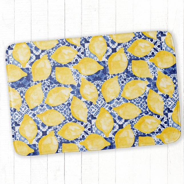 Blå plattan Lemon Citrus Mediterranean Blue Badrumsmatta (Mediterranean yellow watercolor lemons on a blue and white tile pattern background on a bath mat)