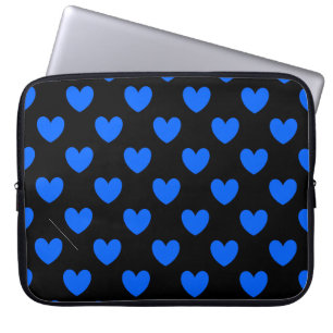 Blå polka-hjärtan på svart laptop sleeve